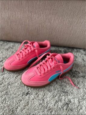 Puma Pink Sneakers with Blue Stripe